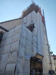Bauabschnitt 4 Turm und Eingangsportal sind bis auf den Eingang, völlig verkleidet.