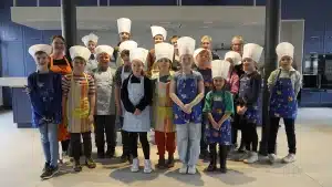 Die Kinder hatten beim Kochen sichtlich Spaß (Fotos: VR-Bank Altenburger Land eG)