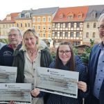 Im Rathaus der Stadt überreichten (v.l.n.r.) Bürgermeister Sven Schrade sowie Hans-Jürgen Krause und Bernd Adam vom Heimat- und Verschönerungsverein die Preise an die teilnehmenden Einrichtungen. © Stadt Schmölln