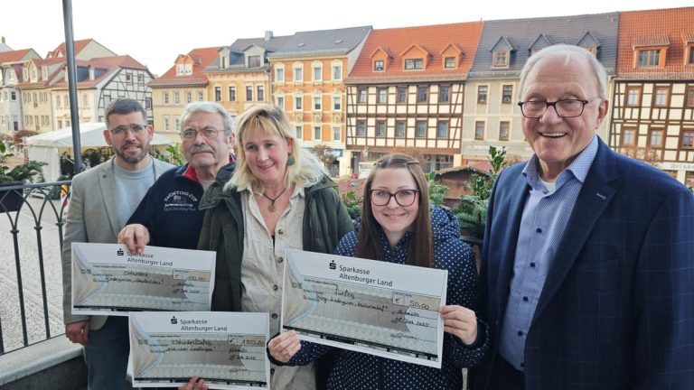 Im Rathaus der Stadt überreichten (v.l.n.r.) Bürgermeister Sven Schrade sowie Hans-Jürgen Krause und Bernd Adam vom Heimat- und Verschönerungsverein die Preise an die teilnehmenden Einrichtungen. © Stadt Schmölln