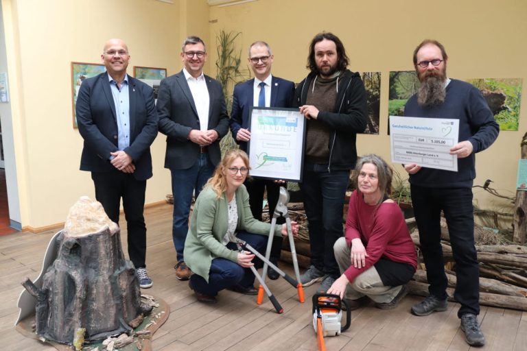 Übergabe des Fördermittelbescheides im Mauritianum. V.l.n.r. Jörg Seifert, Christoph Zippel und Guntram Wothly sowie die NABU-Mitglieder Nico Kießhauer, Mike Jessat,Kathleen Lösch (vorn rechts) und Franziska Hermsdorf.