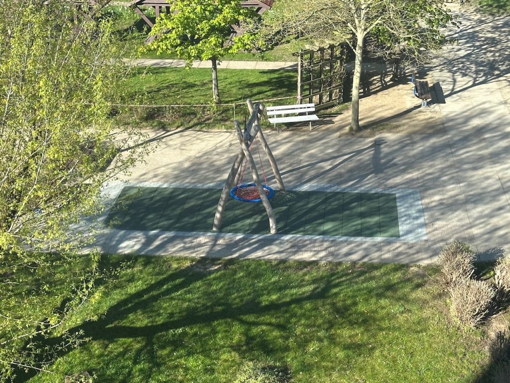 Die neue Nestschaukel auf dem Schulhof der Staatlichen Grundschule Schmölln am Finkenweg