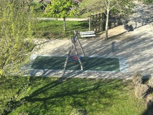 Die neue Nestschaukel auf dem Schulhof der Staatlichen Grundschule Schmölln am Finkenweg