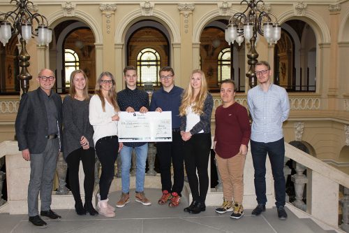 Landrat Uwe Melzer, Auszubildende Lisa-Marie Jakob, Jugendauszubildendenvertreterin Franziska Blei, Mitbegründer des Jugendcafé Altenburg Marius Neinert und Janek Voos, Auszubildende Luise Hischke, Auszubildender Bastian Thieme und Sachbearbeiter Aus- und Weiterbildung Mathias Seidel