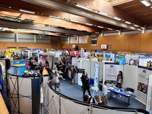 Infostand auf der Bildungsmesse BERUFE AKTUELL in der Ostthüringenhalle Schmölln mit Jugendlichen und Beratung